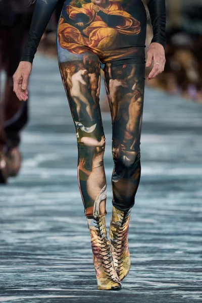 Look 180